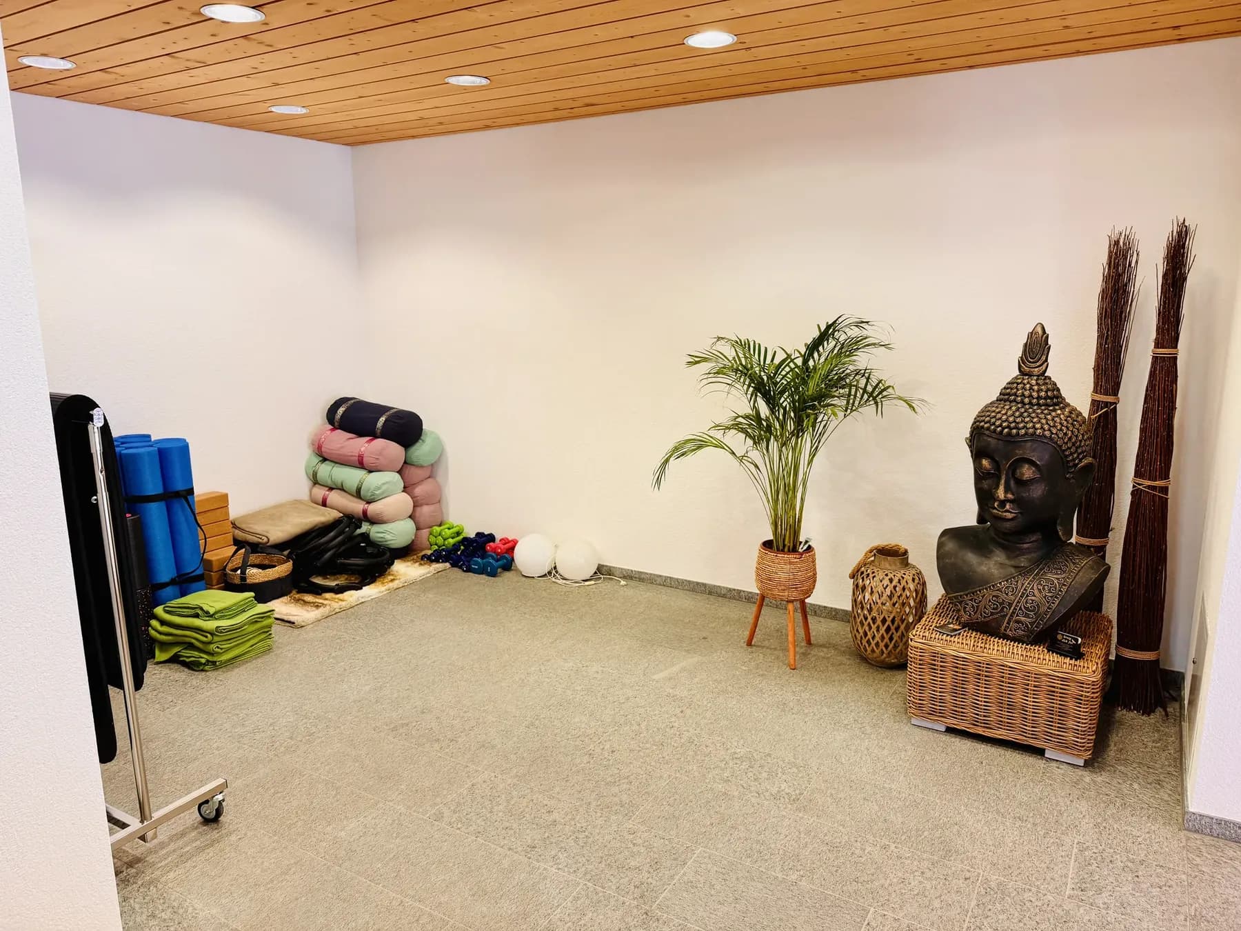 Yogamatten und Kissen im Studio